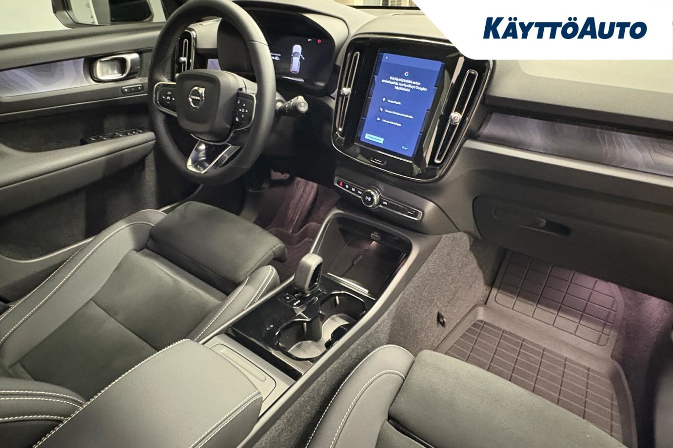 Esittelykuva VOLVO XC40 täyssähköautosta.