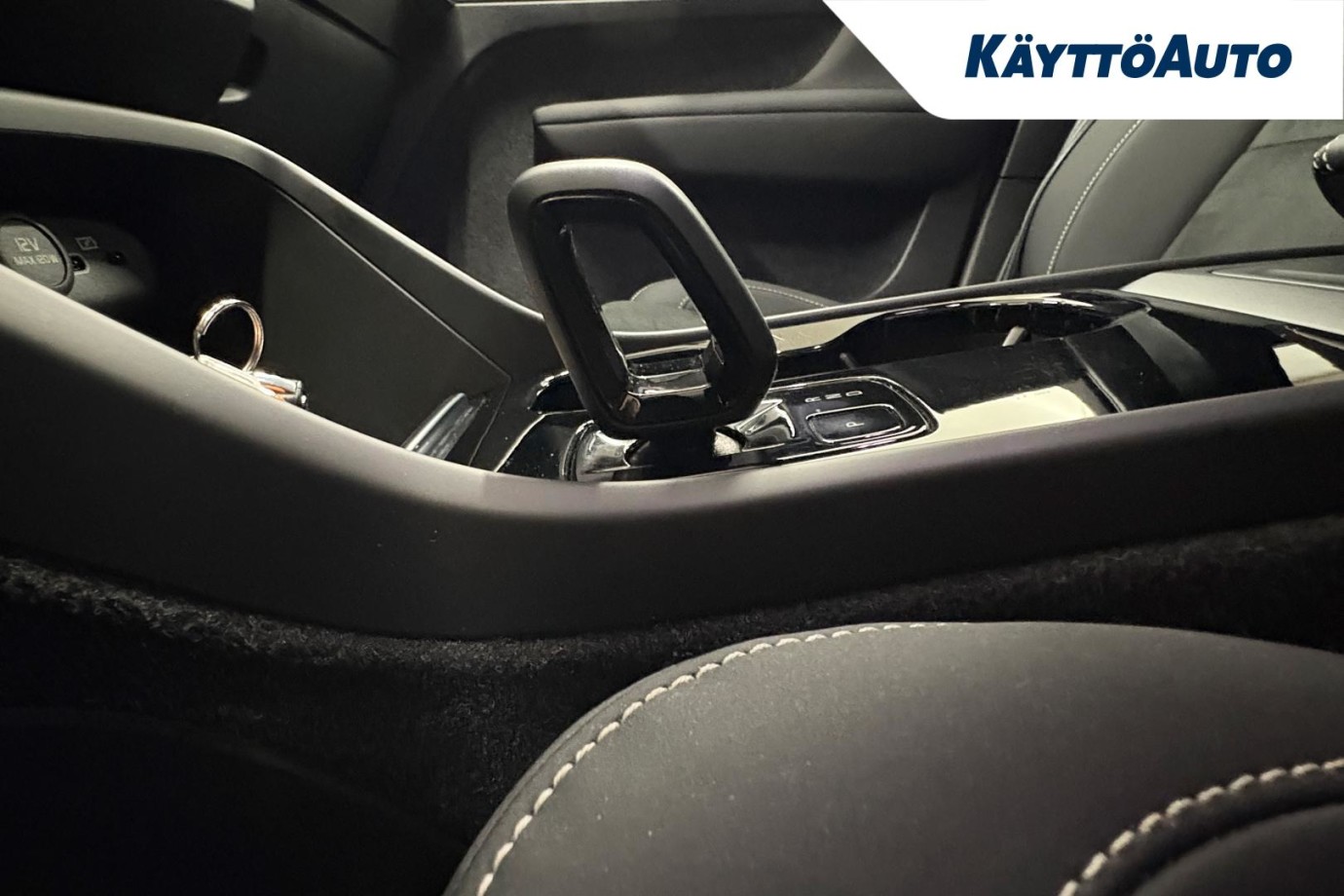 Esittelykuva VOLVO XC40 täyssähköautosta.