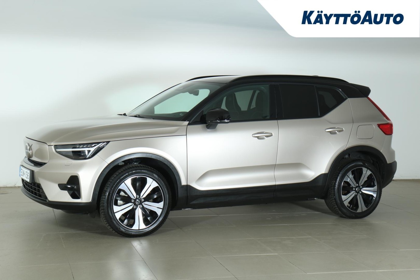 Esittelykuva VOLVO XC40 täyssähköautosta.