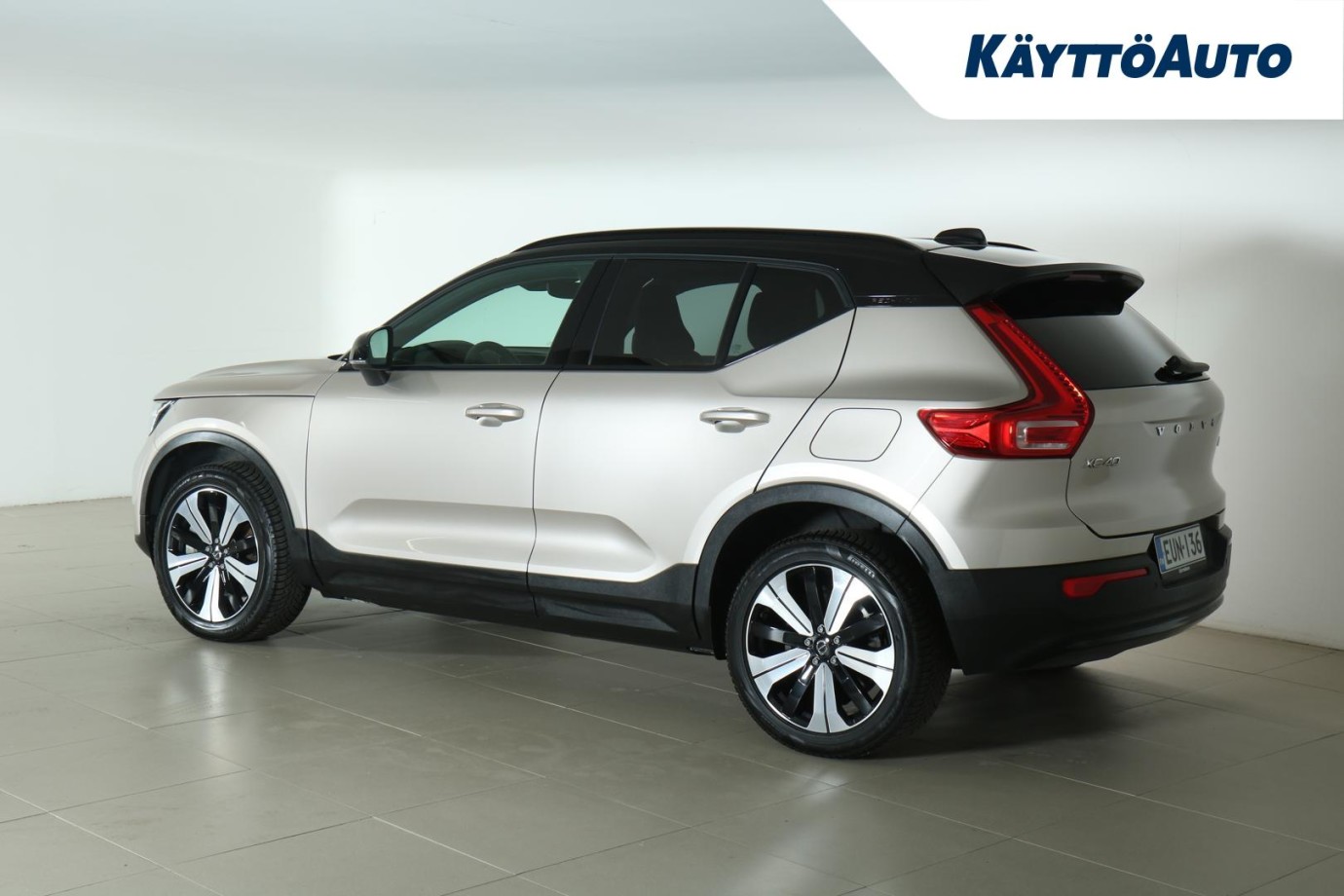Esittelykuva VOLVO XC40 täyssähköautosta.