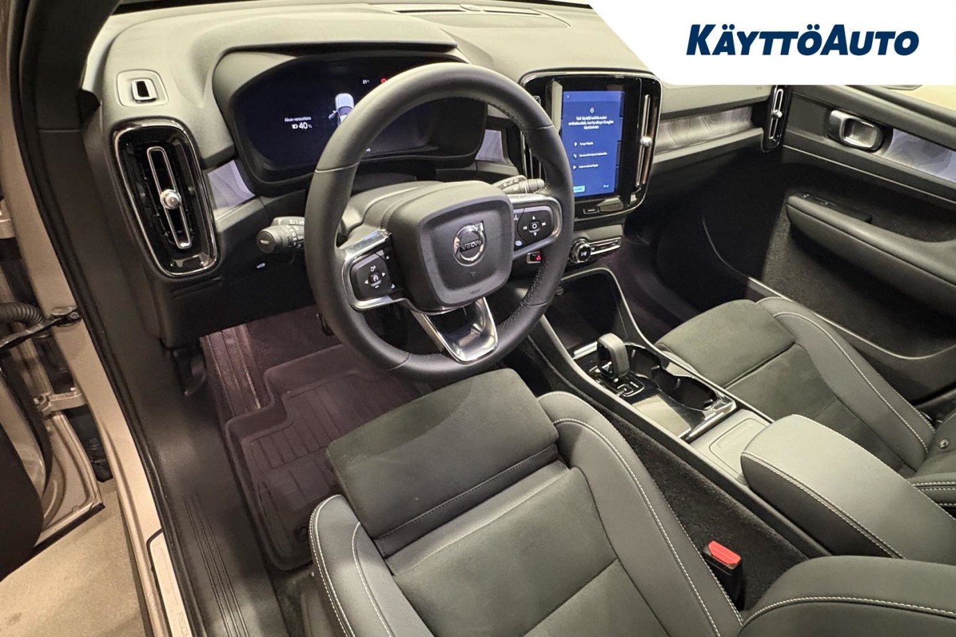 Esittelykuva VOLVO XC40 täyssähköautosta.
