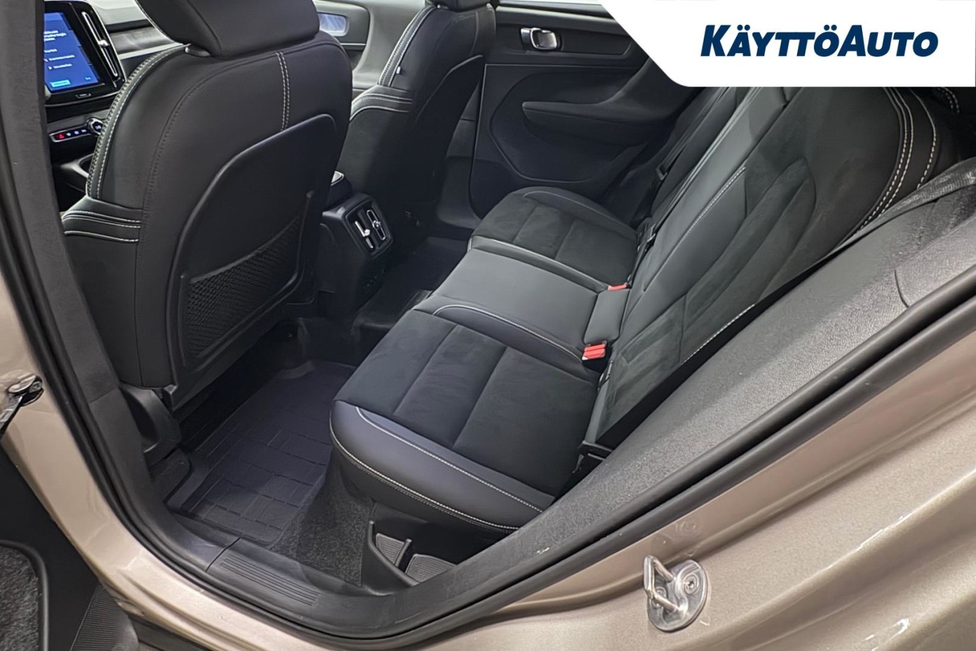 Esittelykuva VOLVO XC40 täyssähköautosta.