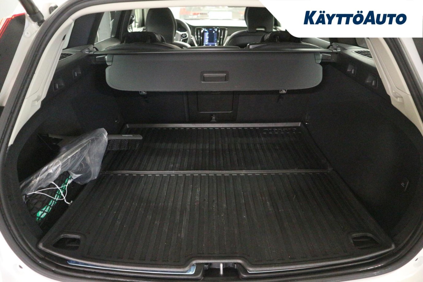 Esittelykuva Volvo V60 lataushybridiautosta.