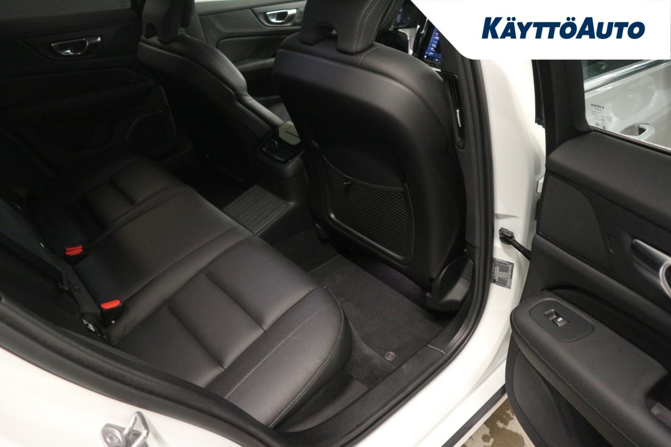 Esittelykuva Volvo V60 lataushybridiautosta.