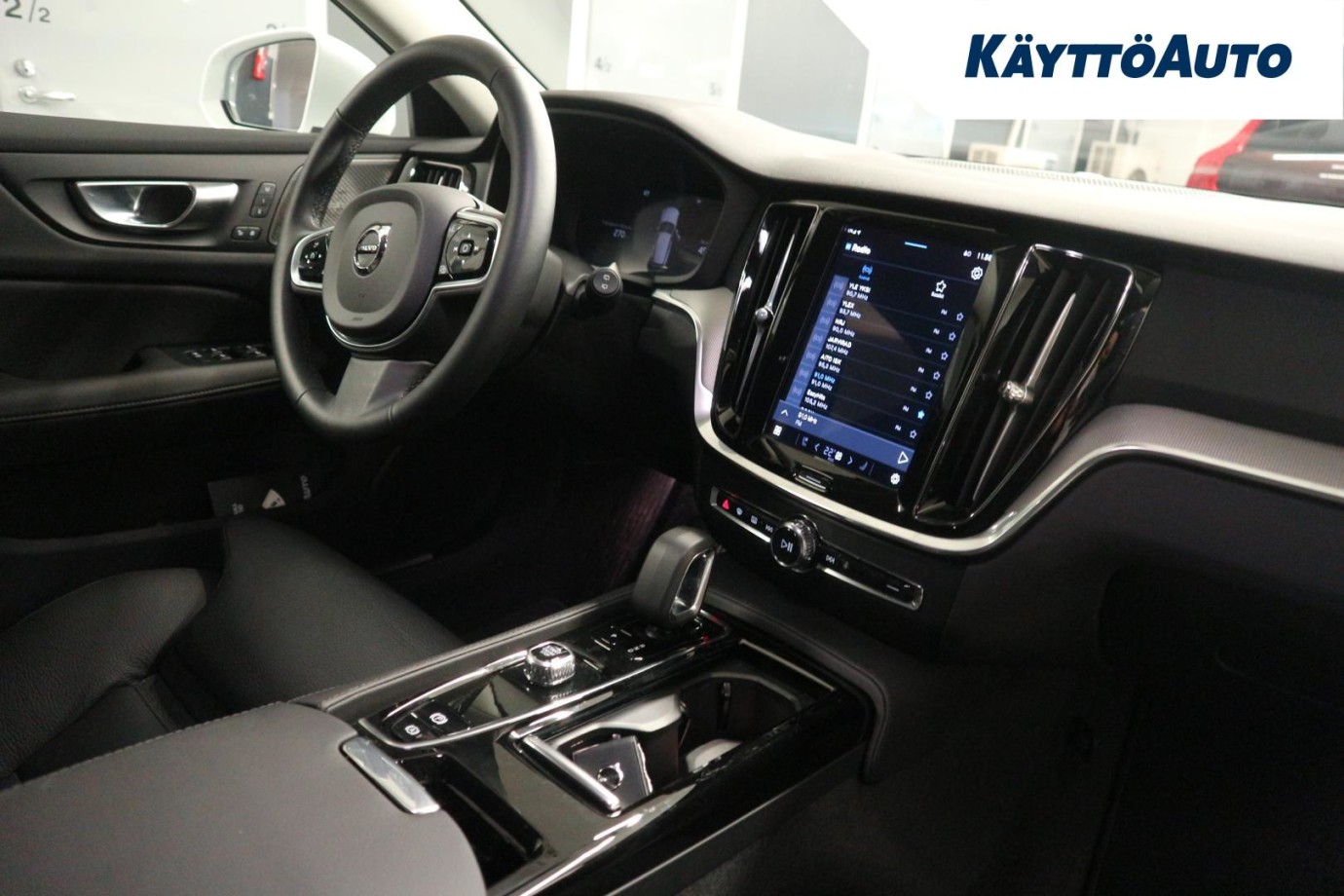 Esittelykuva Volvo V60 lataushybridiautosta.