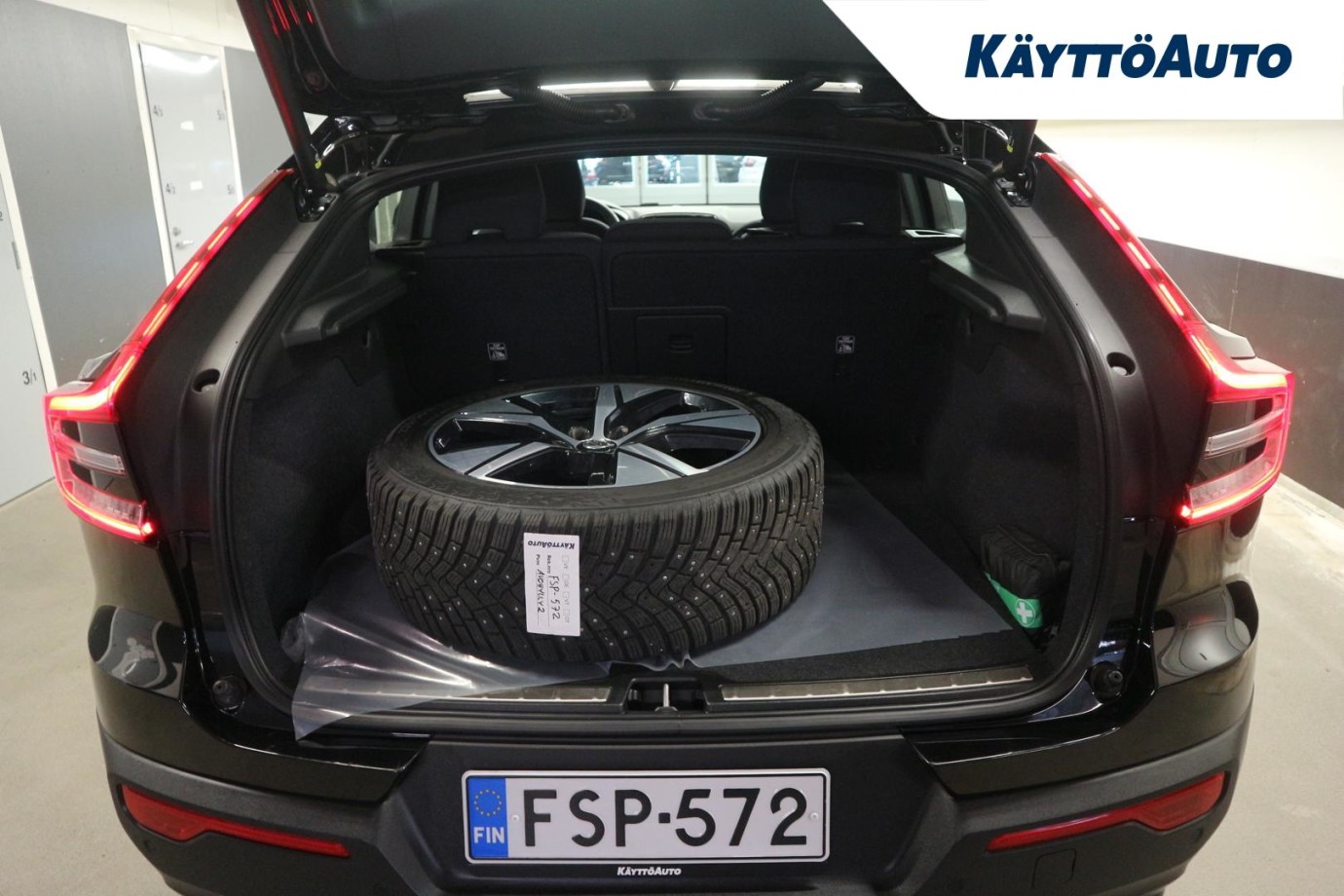 Esittelykuva VOLVO C40 täyssähköautosta.