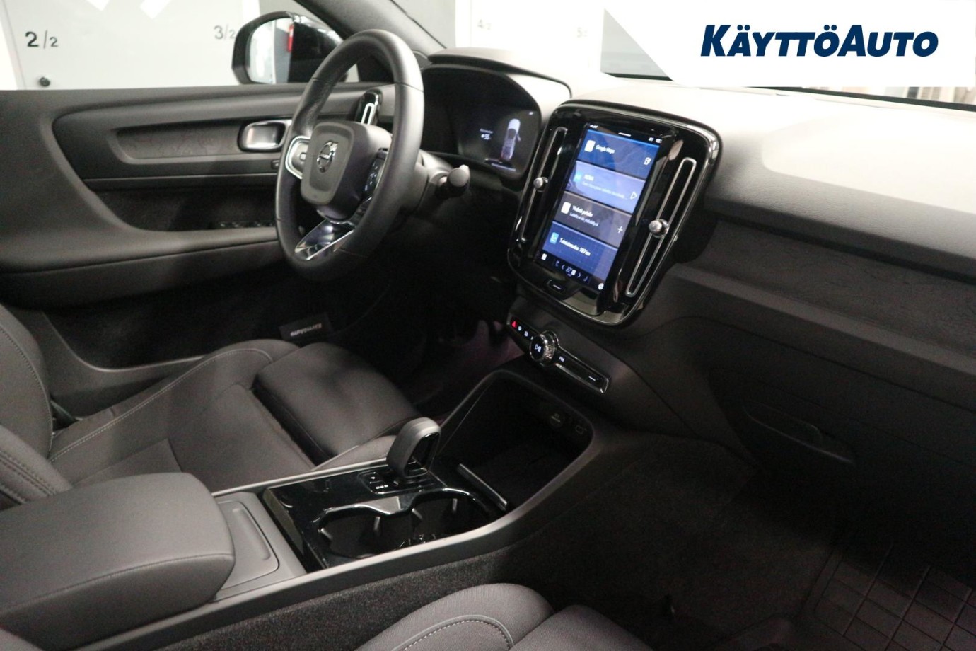 Esittelykuva VOLVO C40 täyssähköautosta.