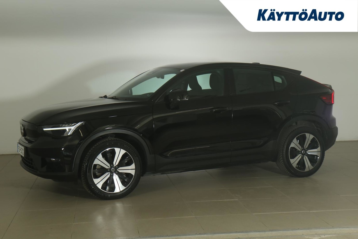 Esittelykuva VOLVO C40 täyssähköautosta.