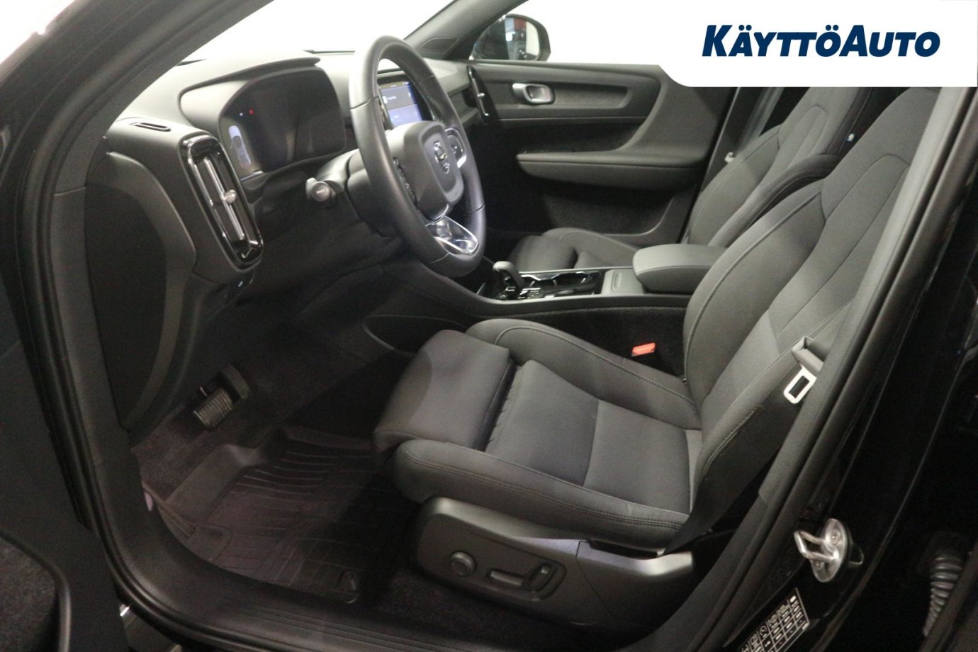 Esittelykuva VOLVO C40 täyssähköautosta.
