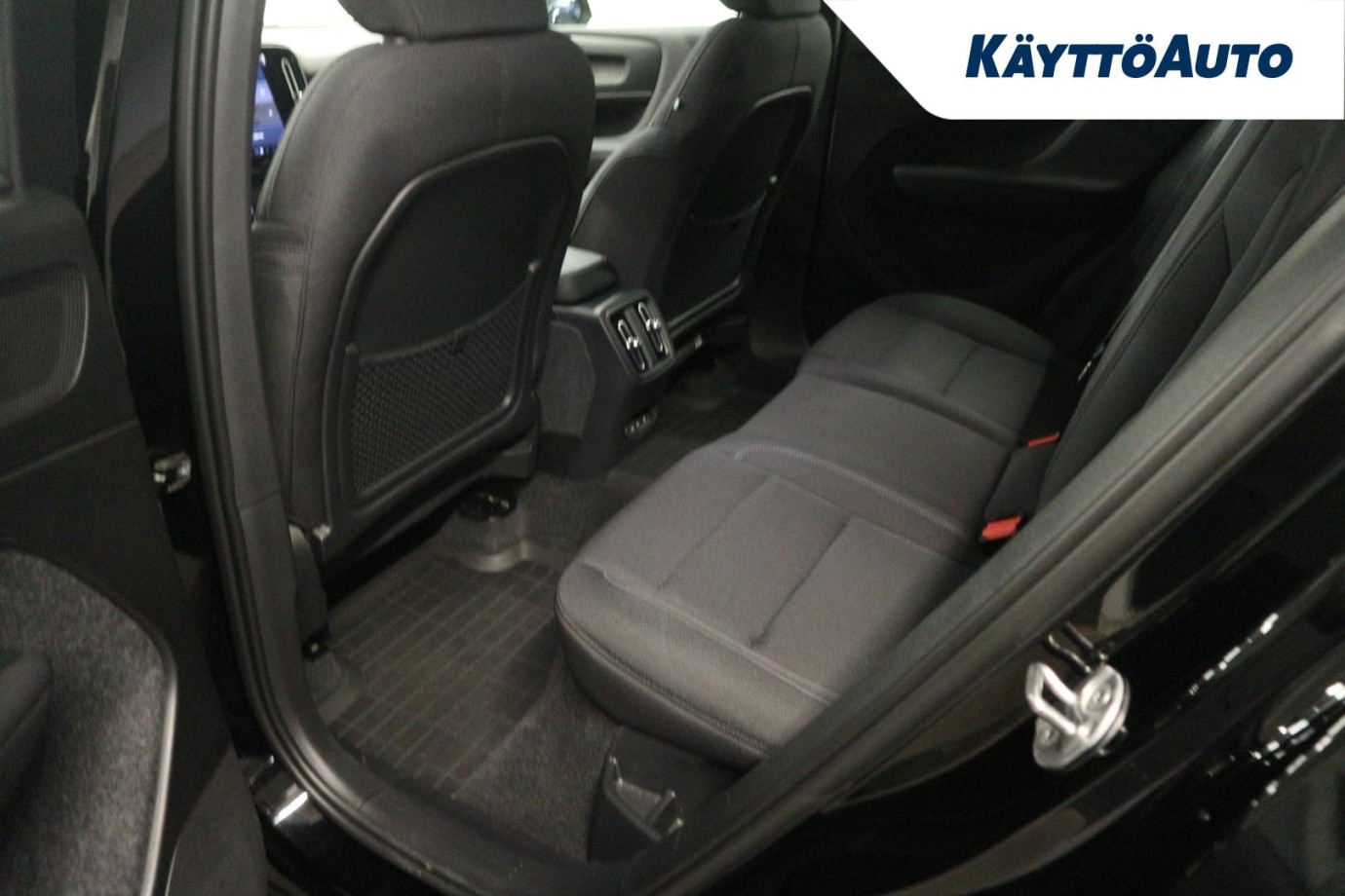 Esittelykuva VOLVO C40 täyssähköautosta.