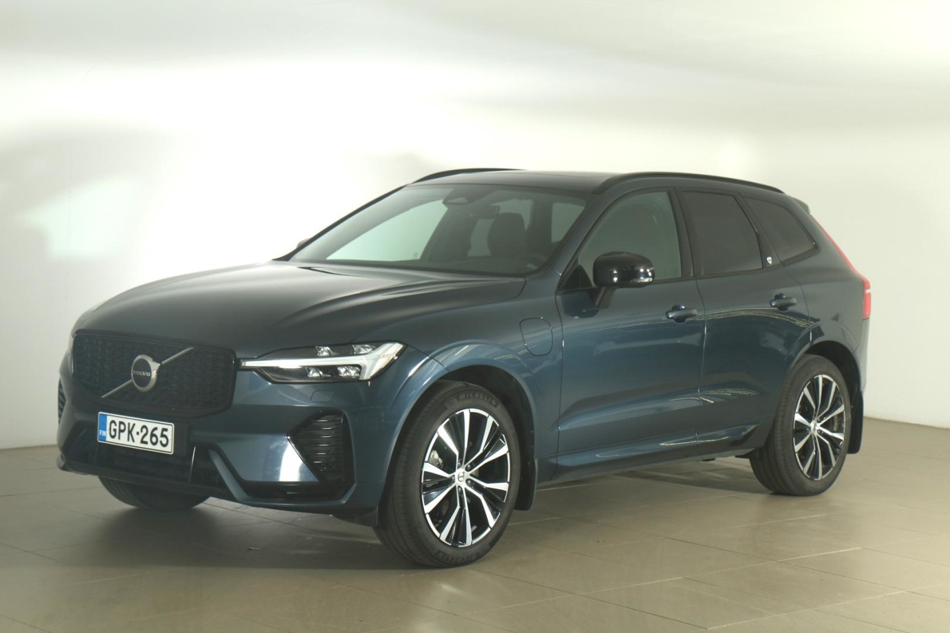 Esittelykuva VOLVO XC60 lataushybridiautosta.