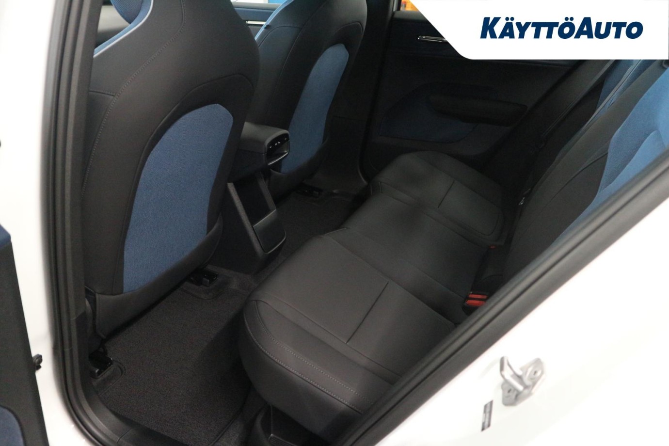 Esittelykuva Volvo EX30 täyssähköautosta.