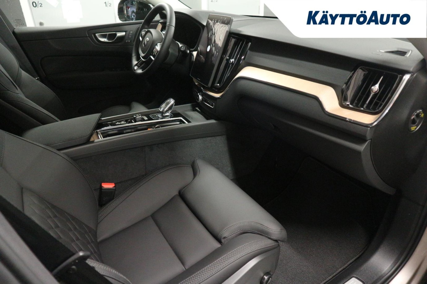 Esittelykuva Volvo XC60 lataushybridiautosta.