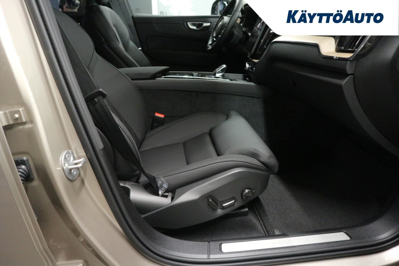Esittelykuva Volvo XC60 lataushybridiautosta.