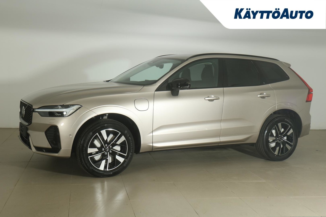 Esittelykuva Volvo XC60 lataushybridiautosta.