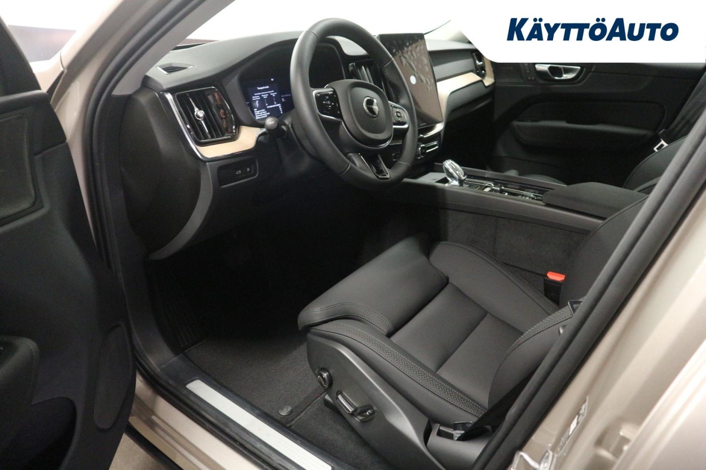 Esittelykuva Volvo XC60 lataushybridiautosta.
