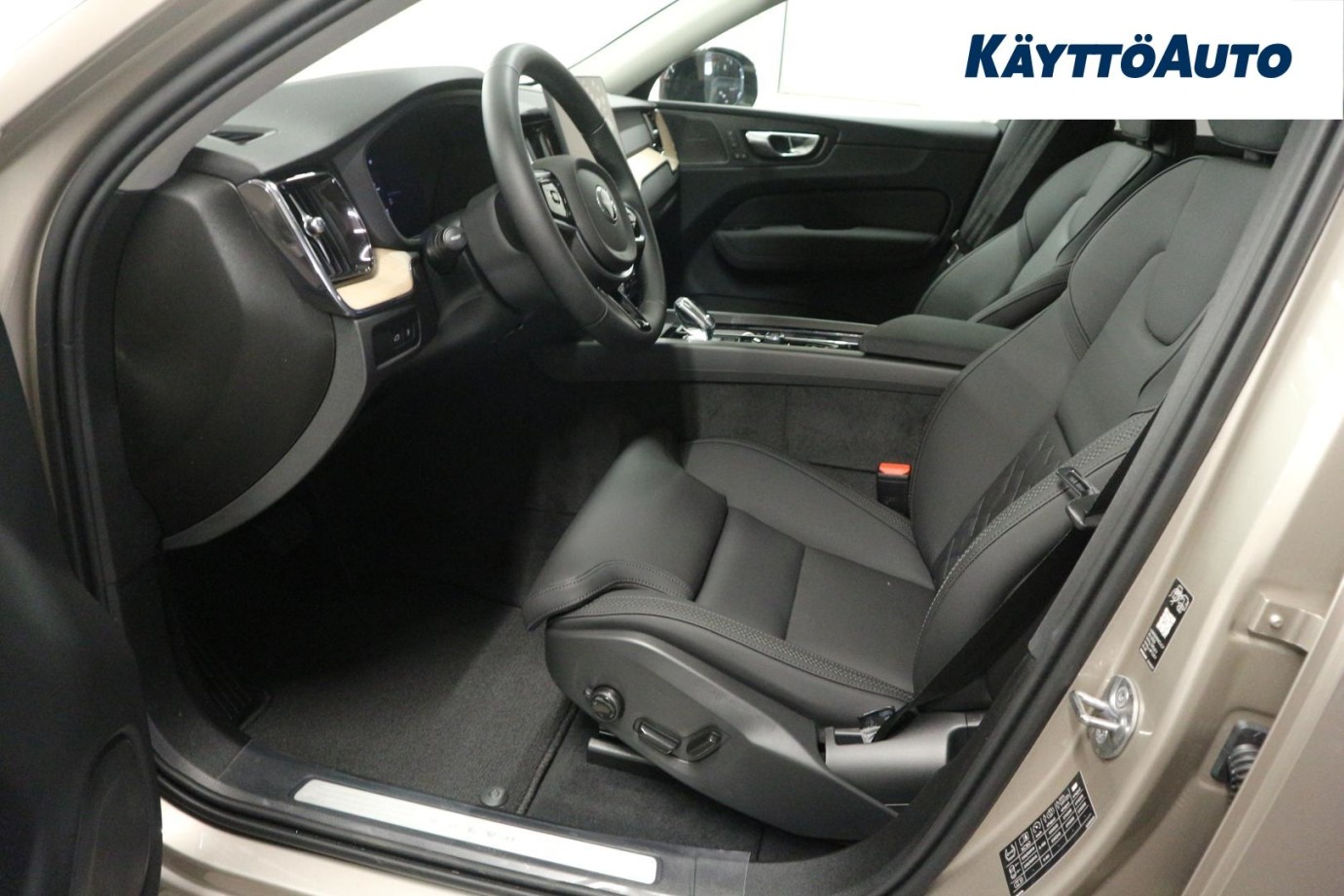 Esittelykuva Volvo XC60 lataushybridiautosta.