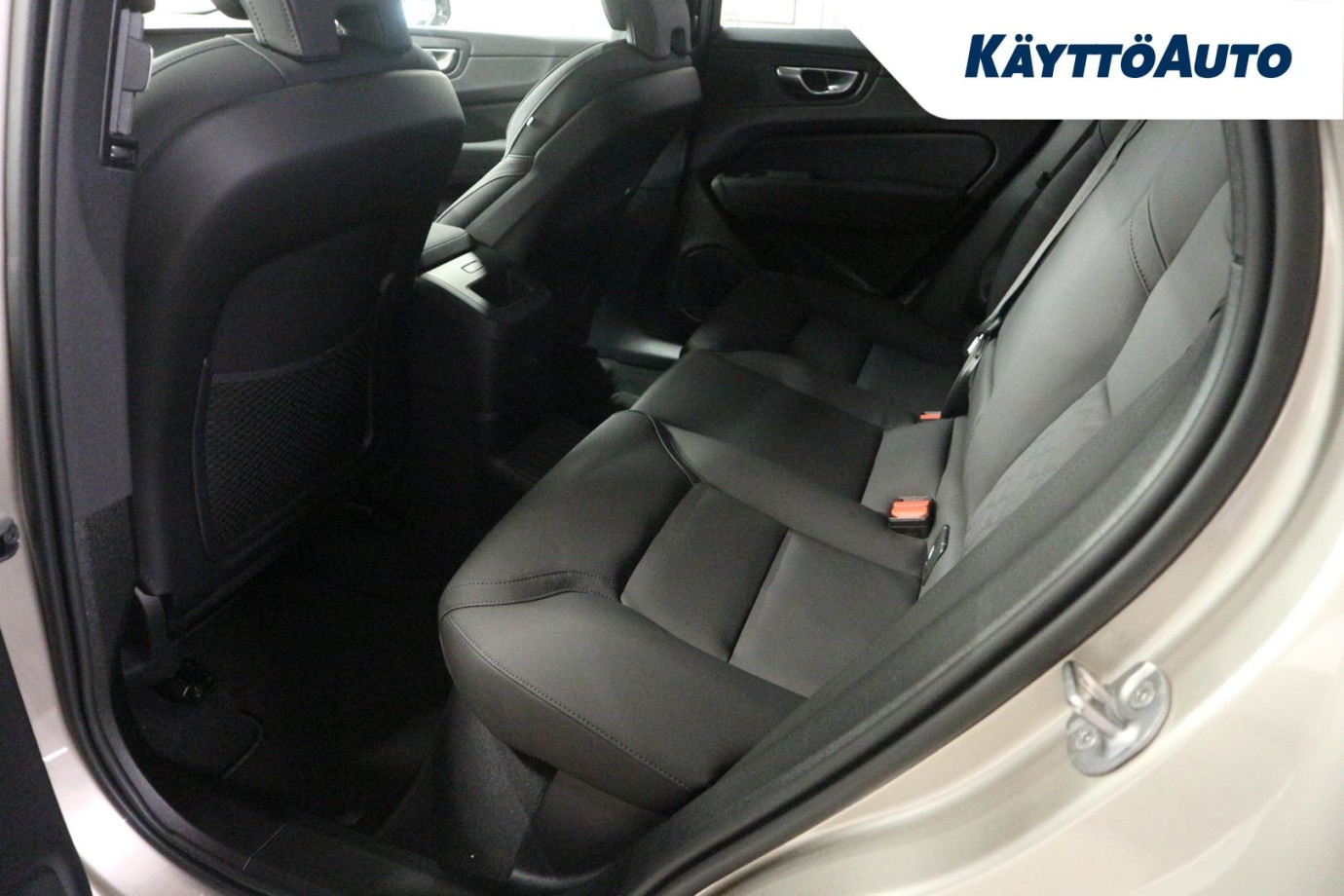 Esittelykuva Volvo XC60 lataushybridiautosta.