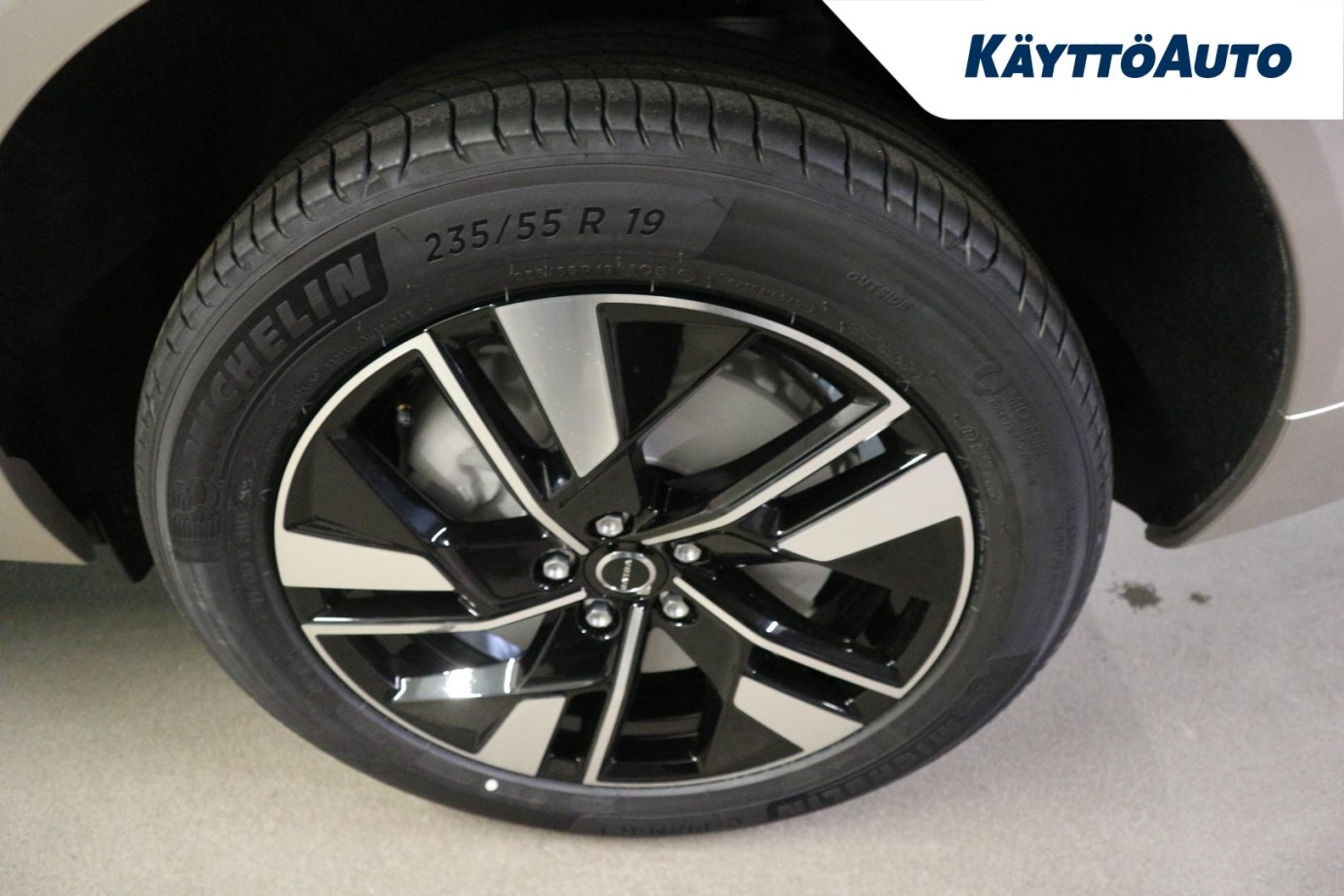 Esittelykuva Volvo XC60 lataushybridiautosta.
