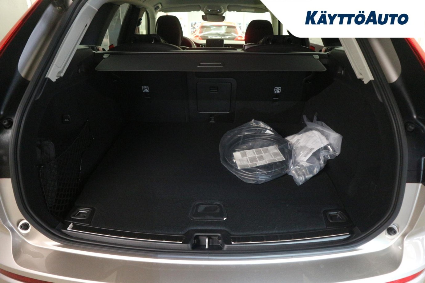 Esittelykuva Volvo XC60 lataushybridiautosta.