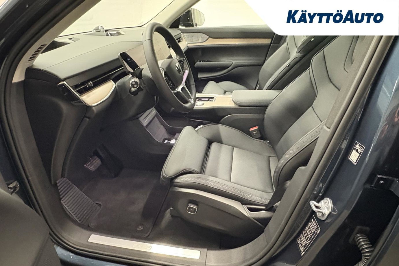 Esittelykuva Volvo EX90 täyssähköautosta.