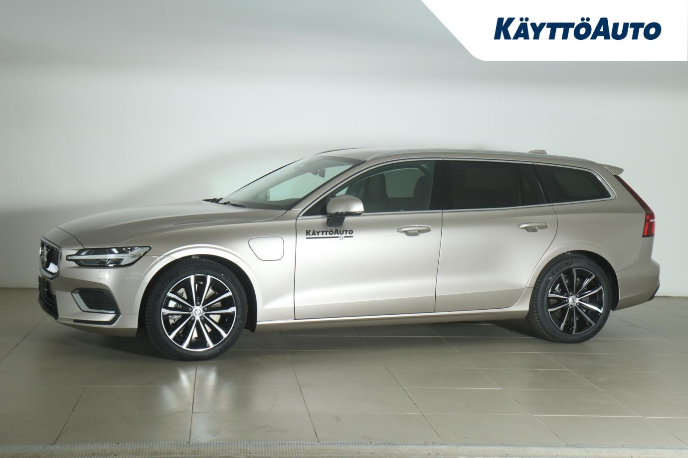 Esittelykuva Volvo V60 lataushybridiautosta.