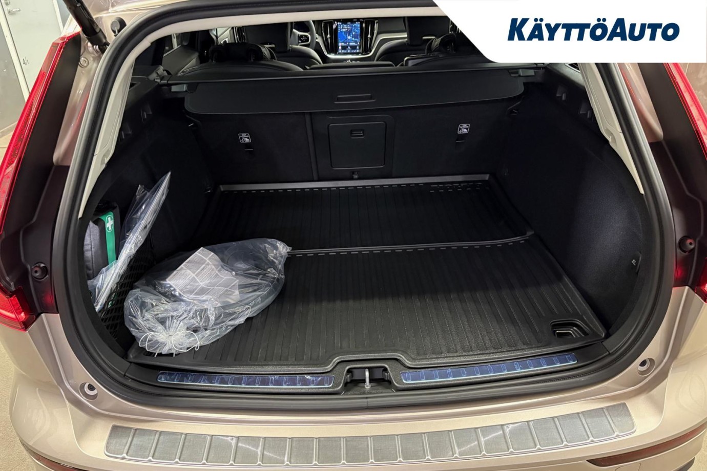 Esittelykuva Volvo V60 lataushybridiautosta.