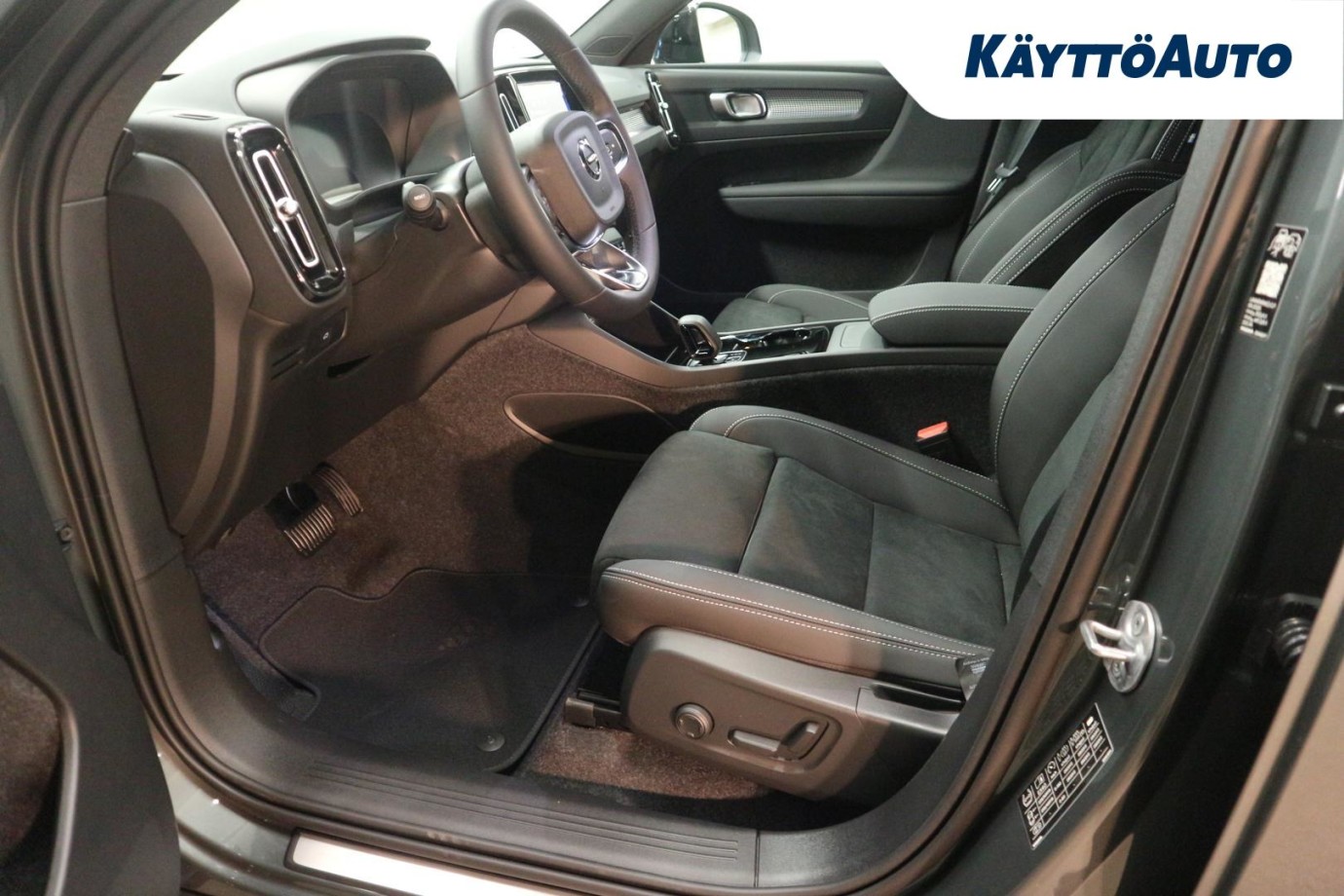 Esittelykuva Volvo EX40 täyssähköautosta.
