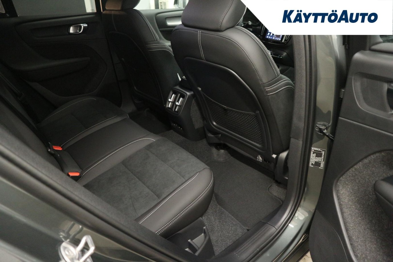 Esittelykuva Volvo EX40 täyssähköautosta.