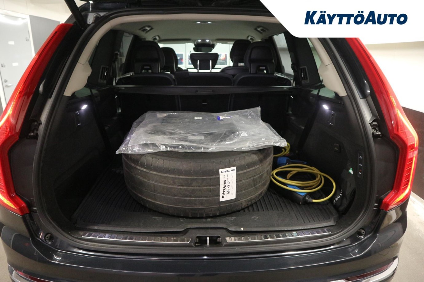 Esittelykuva VOLVO XC90 lataushybridiautosta.