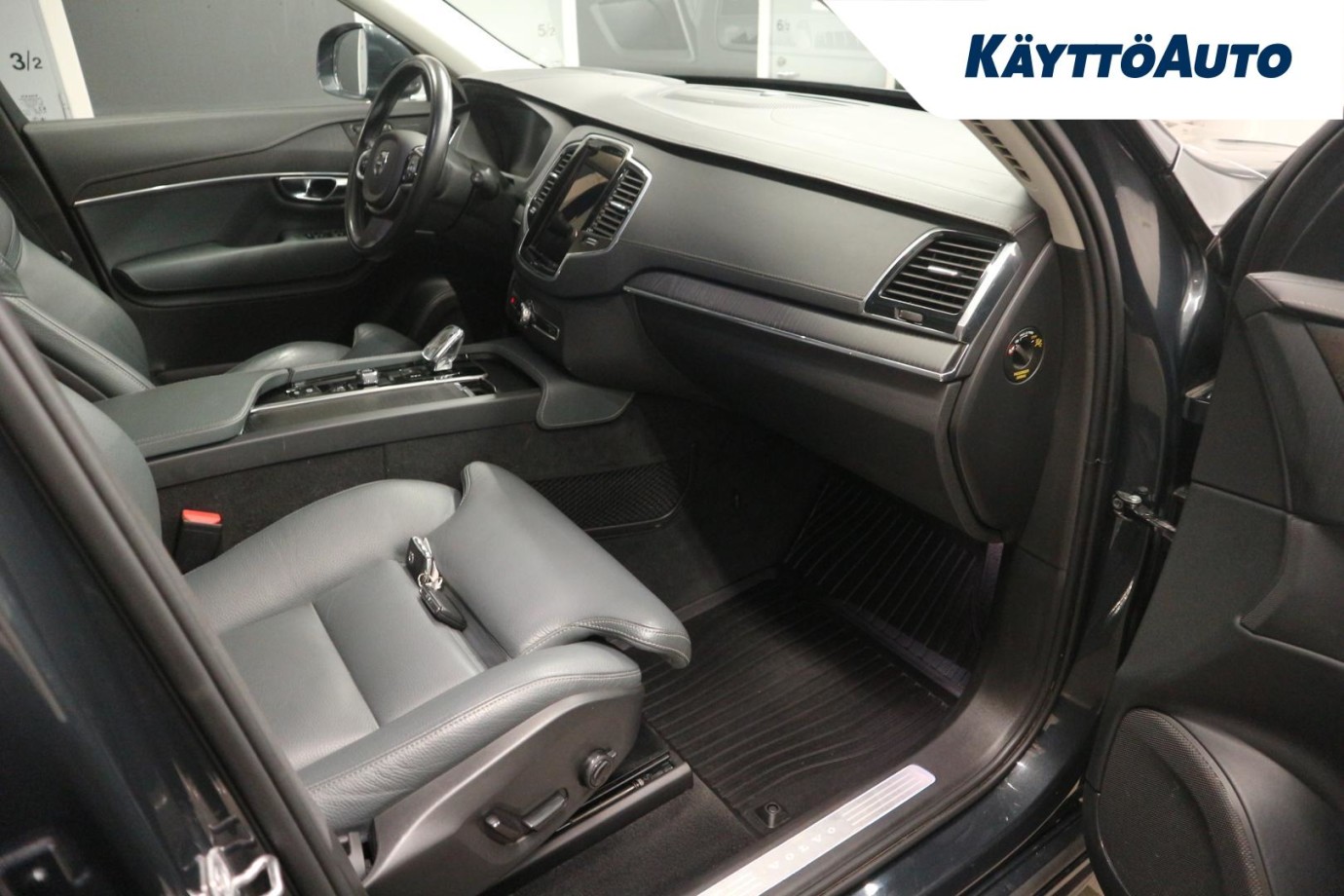 Esittelykuva VOLVO XC90 lataushybridiautosta.