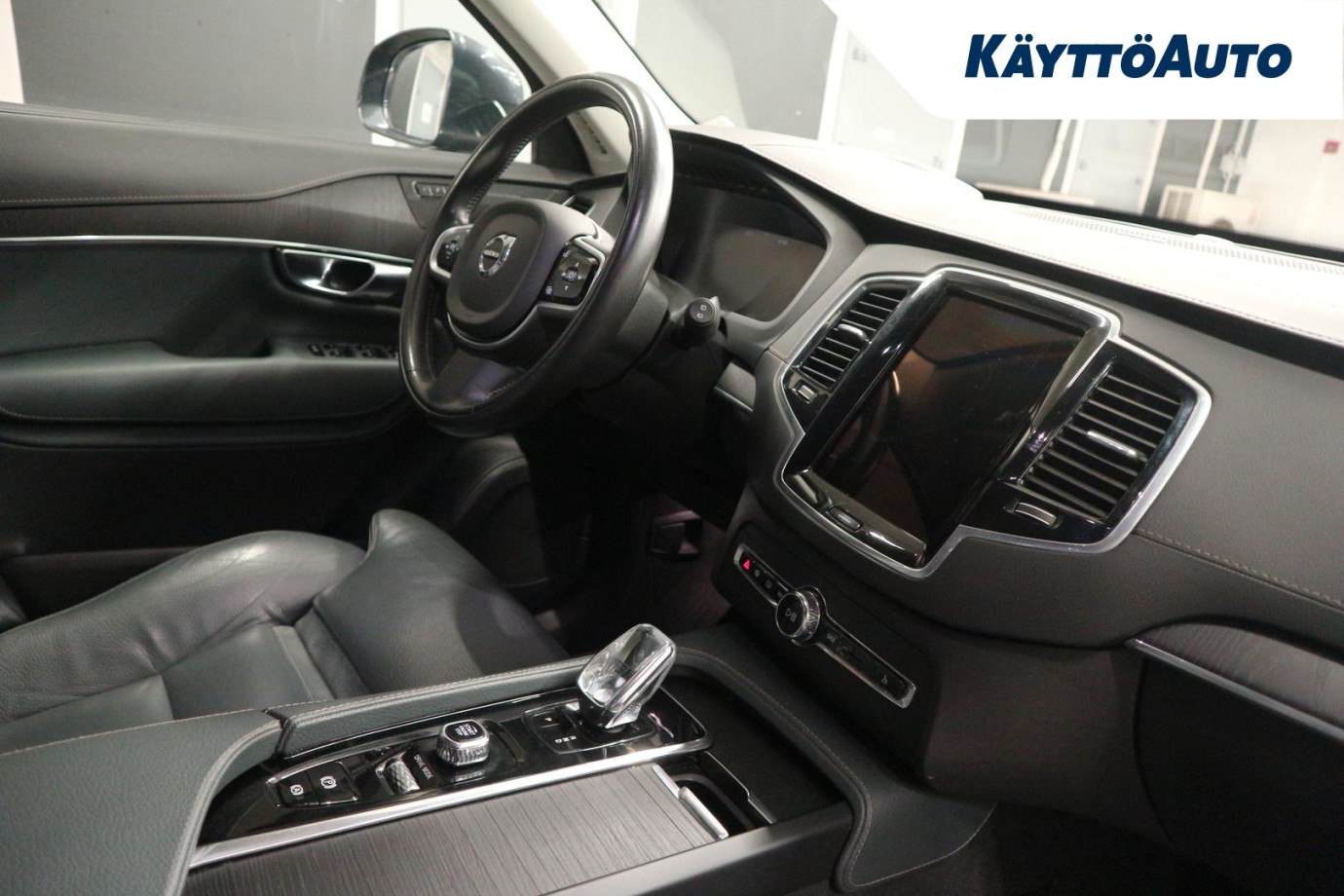 Esittelykuva VOLVO XC90 lataushybridiautosta.