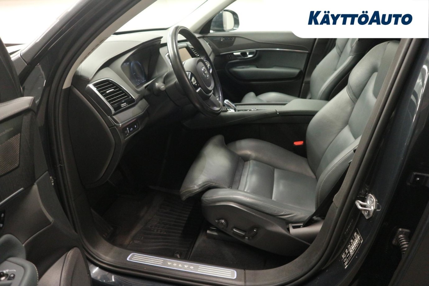 Esittelykuva VOLVO XC90 lataushybridiautosta.