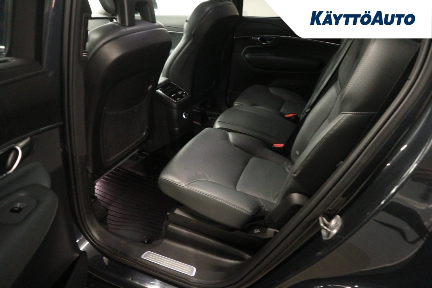 Esittelykuva VOLVO XC90 lataushybridiautosta.
