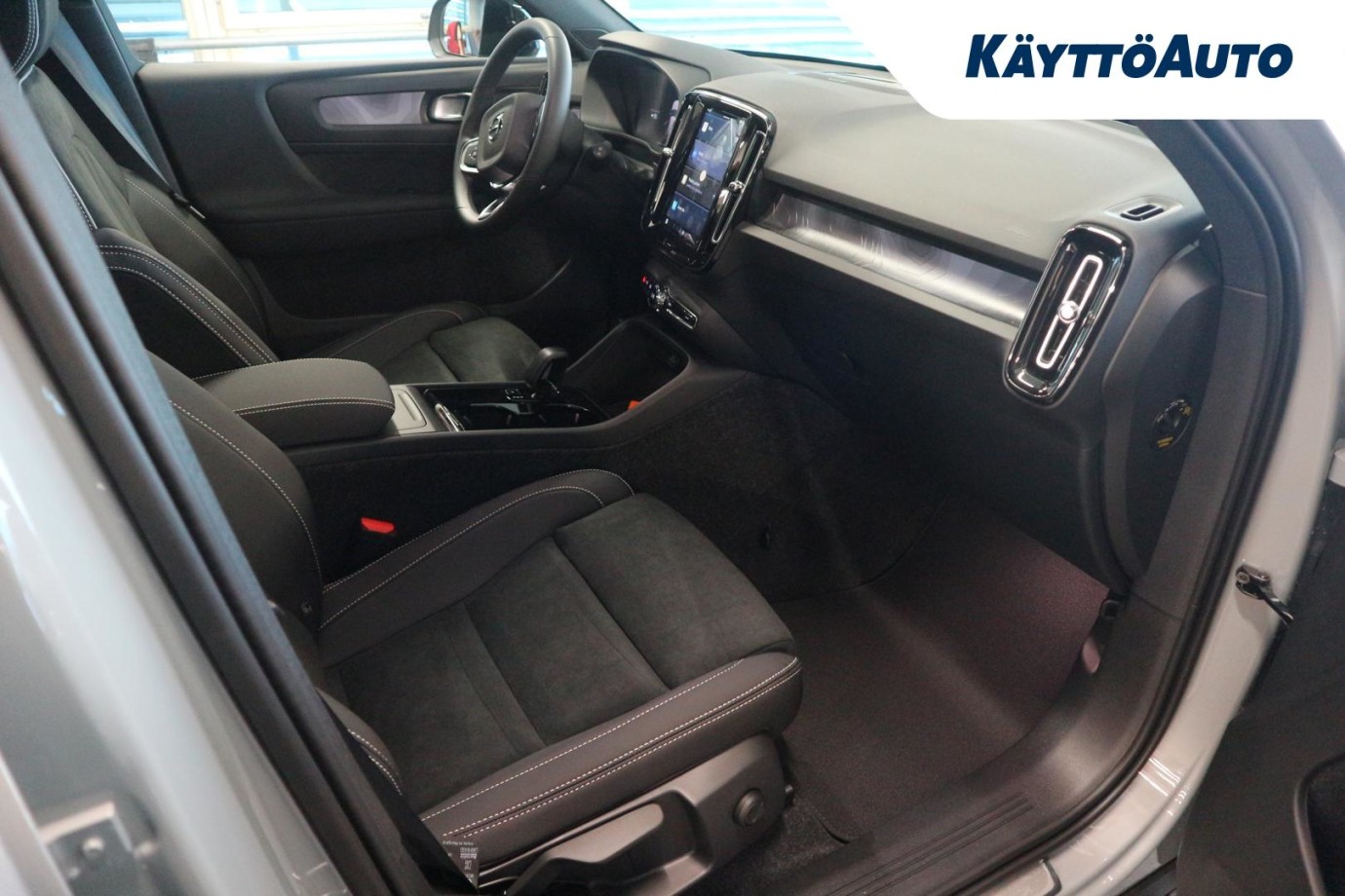 Esittelykuva Volvo EX40 täyssähköautosta.