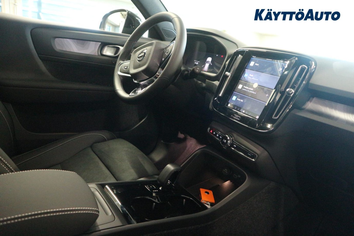 Esittelykuva Volvo EX40 täyssähköautosta.
