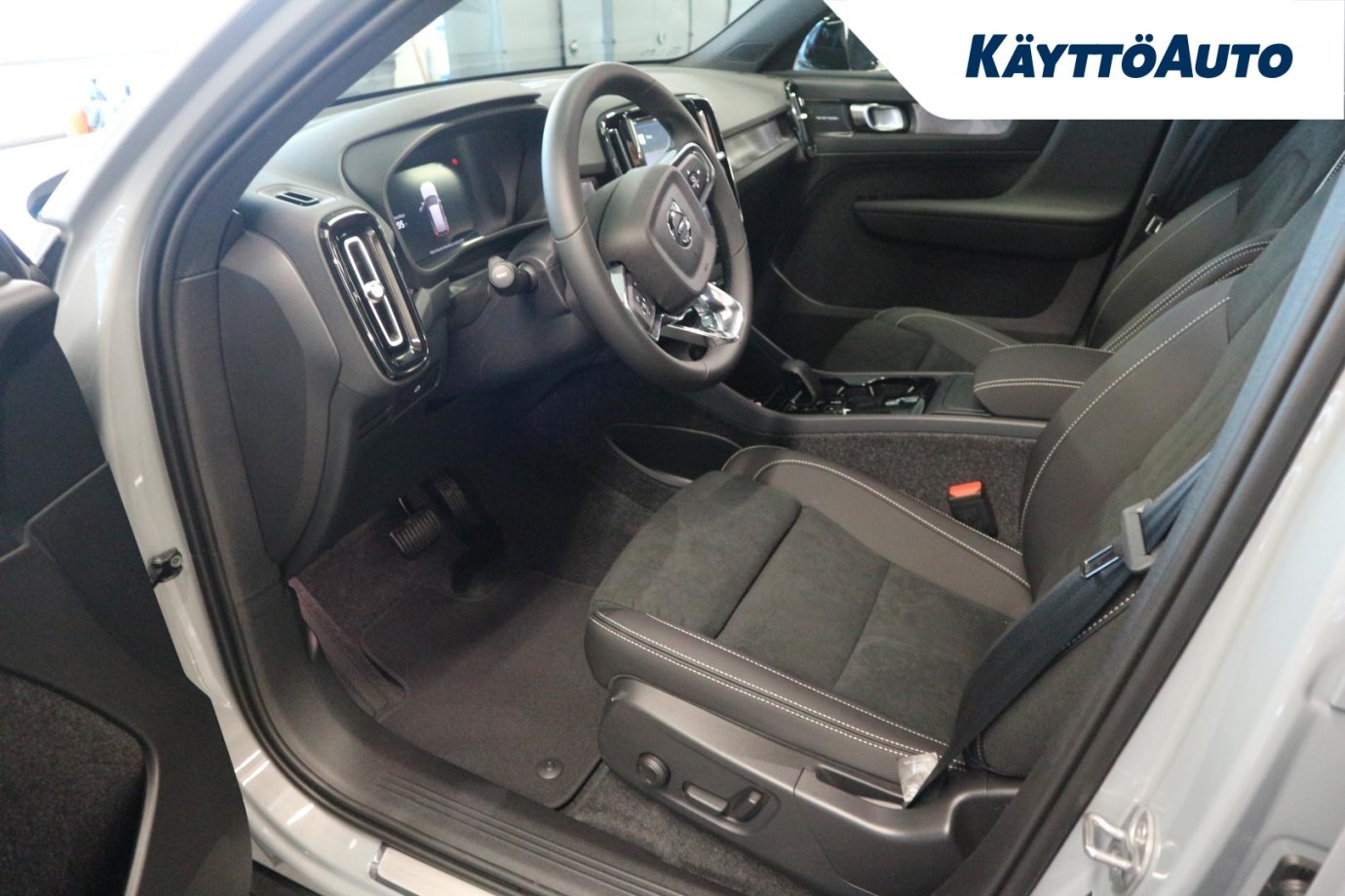 Esittelykuva Volvo EX40 täyssähköautosta.