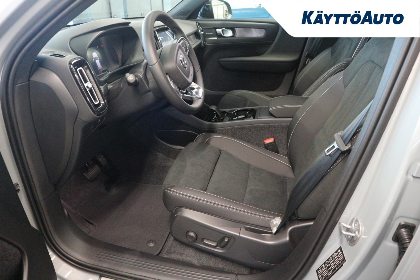 Esittelykuva Volvo EX40 täyssähköautosta.