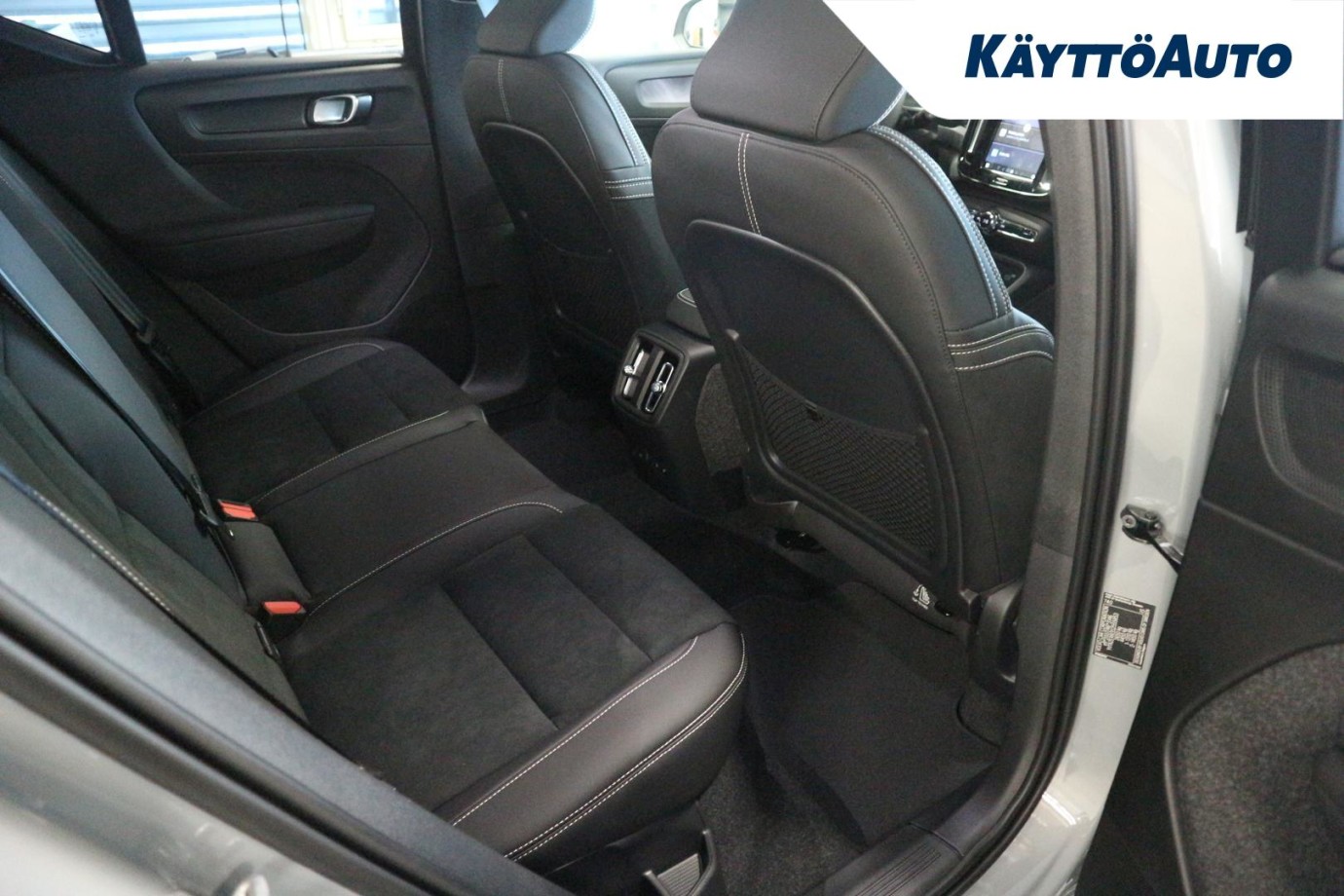 Esittelykuva Volvo EX40 täyssähköautosta.
