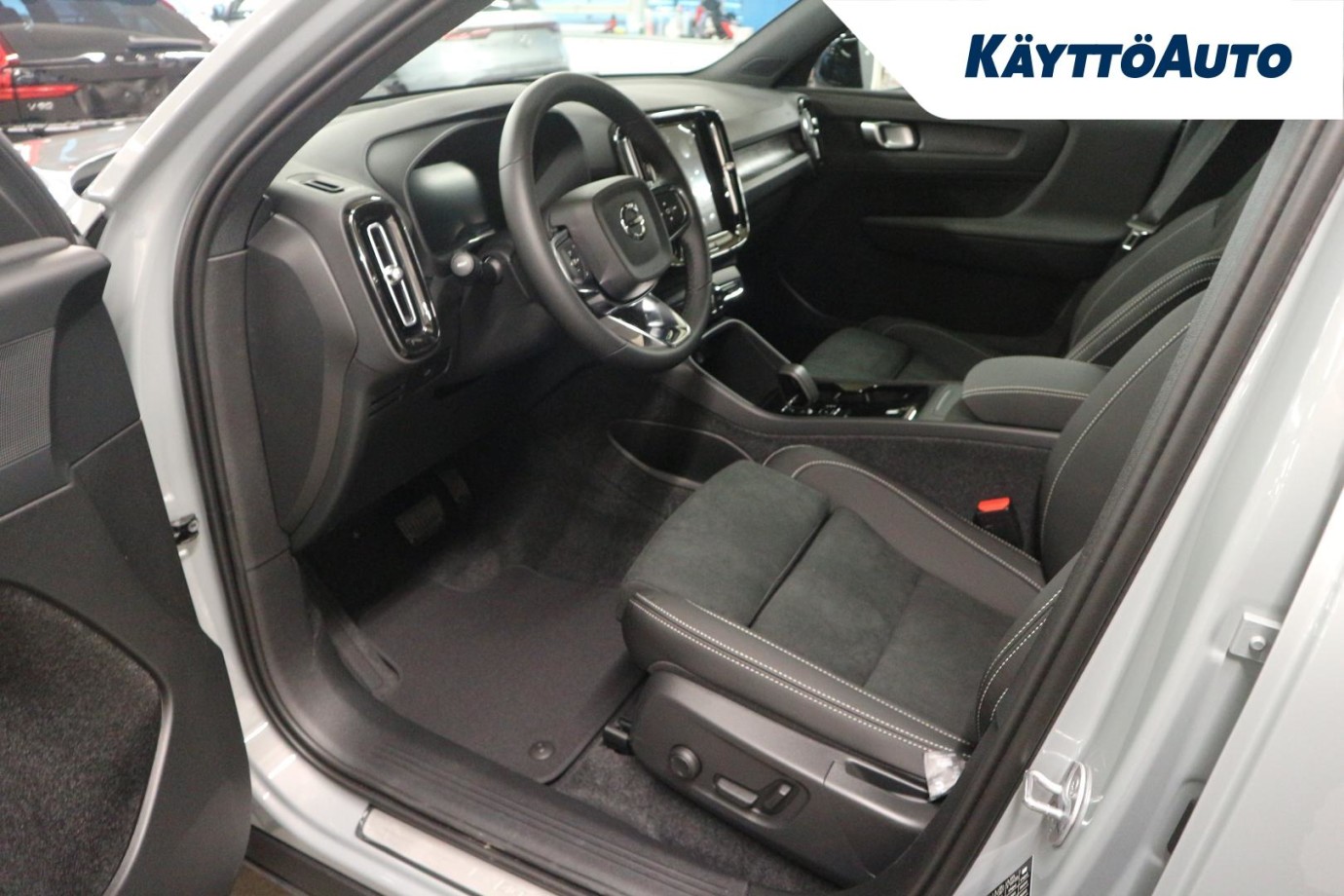 Esittelykuva Volvo EX40 täyssähköautosta.