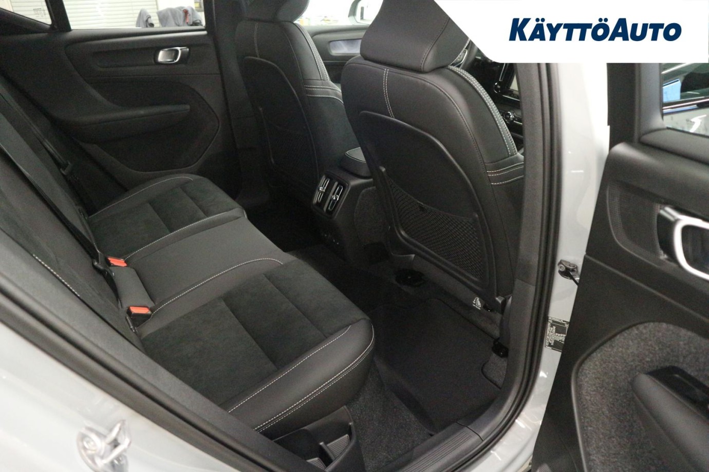 Esittelykuva Volvo EX40 täyssähköautosta.