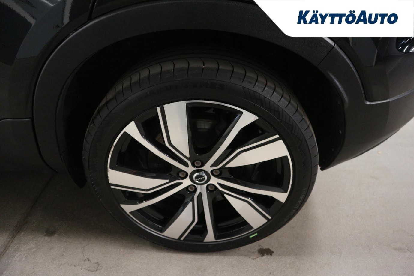 Esittelykuva VOLVO XC40 täyssähköautosta.