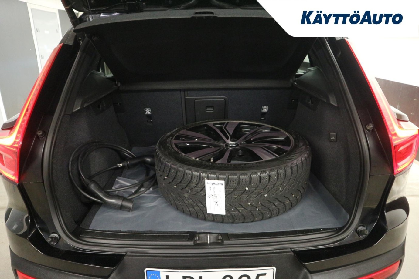 Esittelykuva VOLVO XC40 täyssähköautosta.