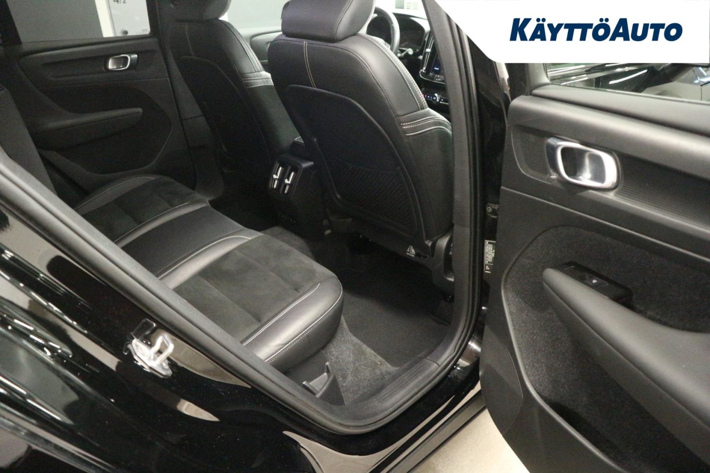 Esittelykuva VOLVO XC40 täyssähköautosta.
