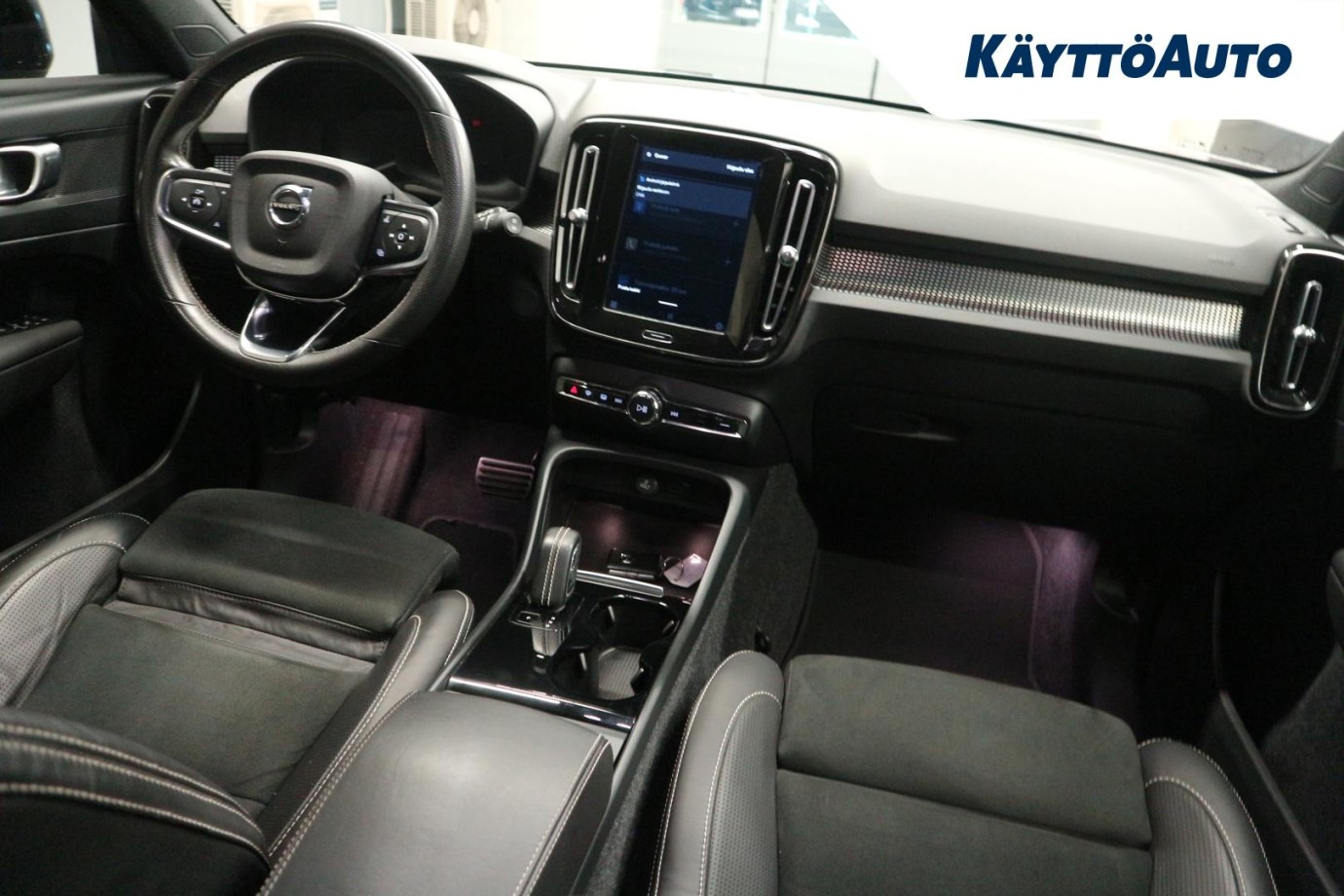 Esittelykuva VOLVO XC40 täyssähköautosta.