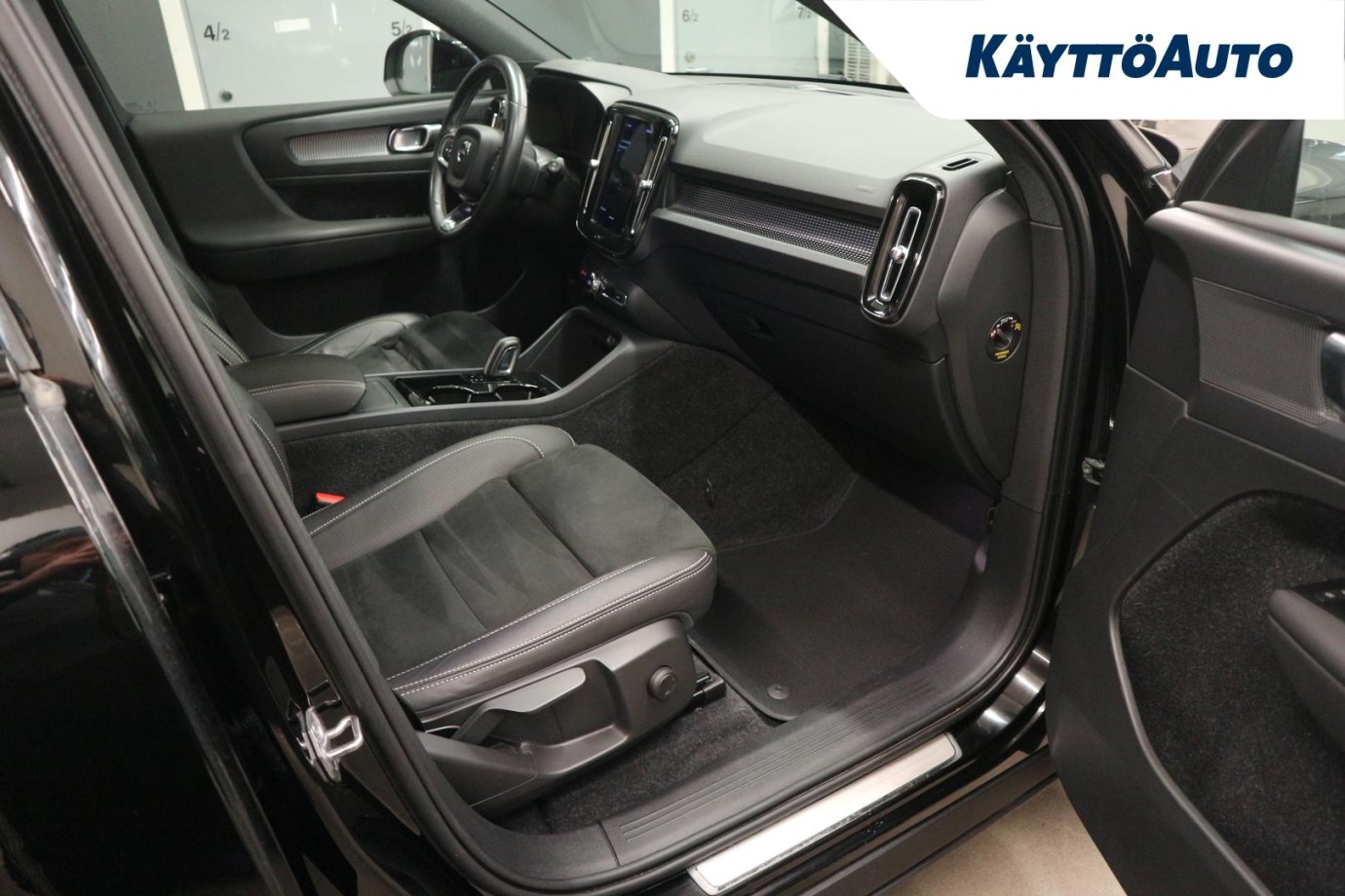 Esittelykuva VOLVO XC40 täyssähköautosta.