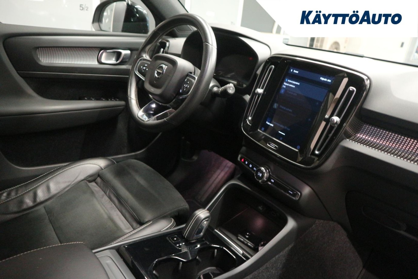 Esittelykuva VOLVO XC40 täyssähköautosta.