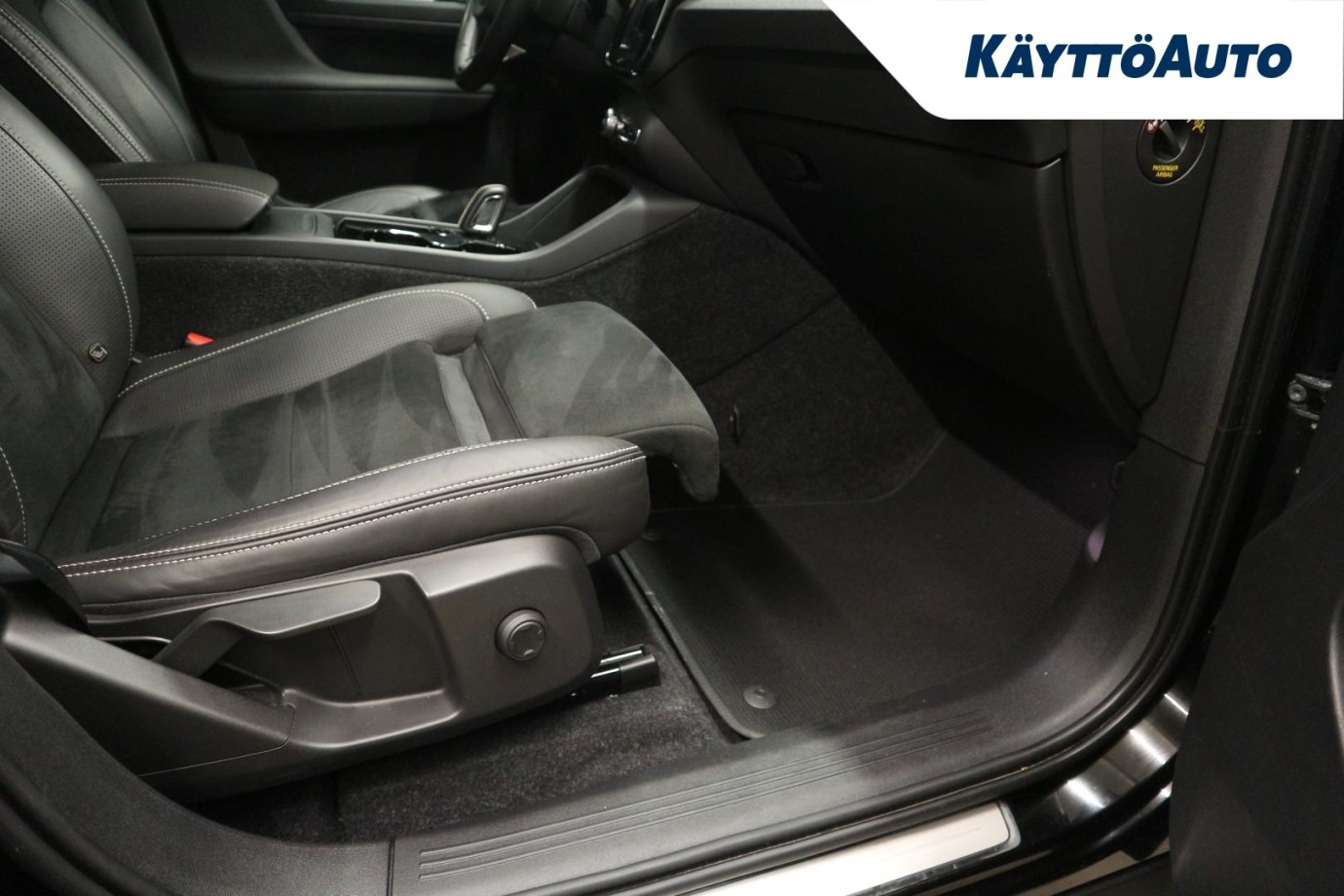 Esittelykuva VOLVO XC40 täyssähköautosta.