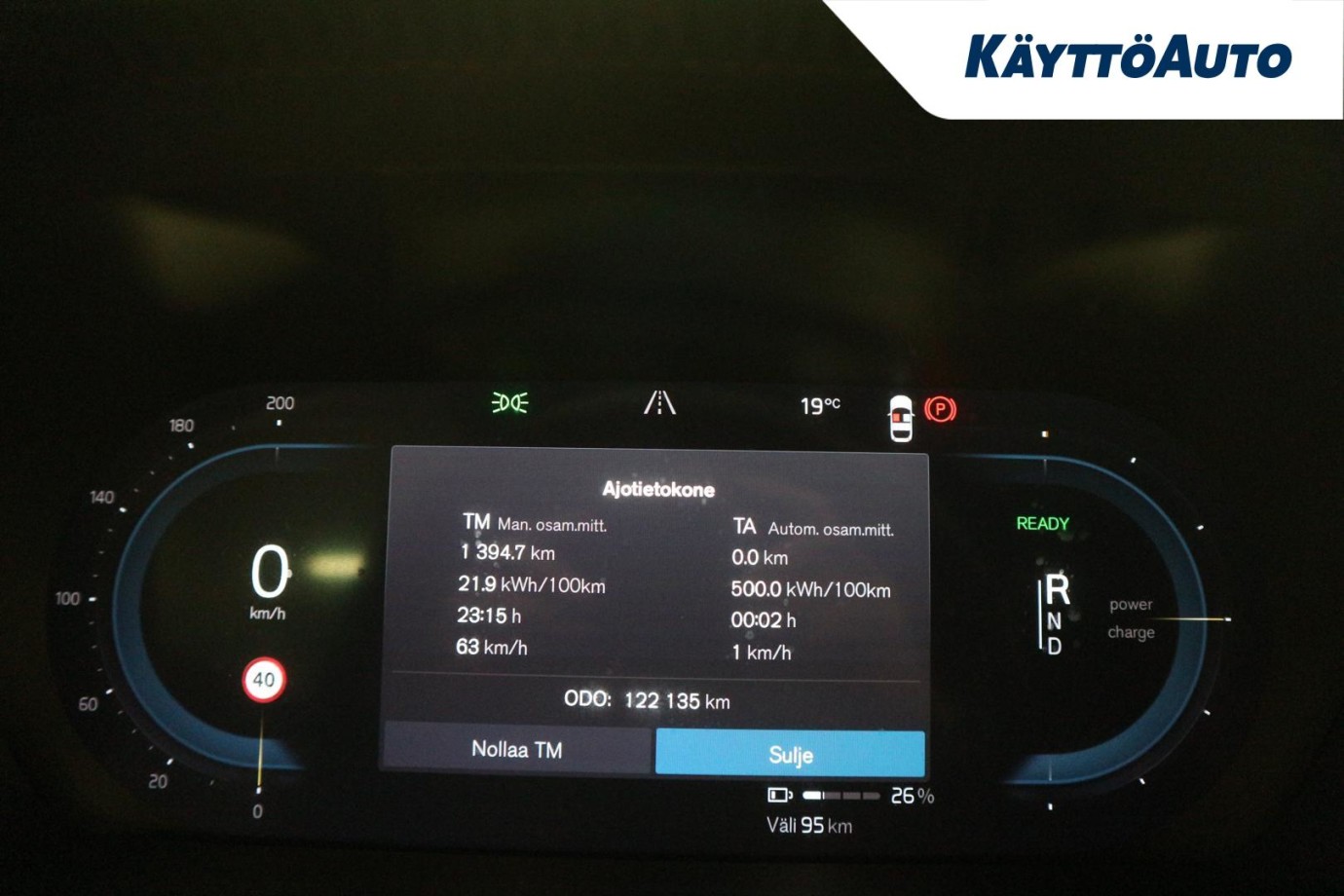 Esittelykuva VOLVO XC40 täyssähköautosta.
