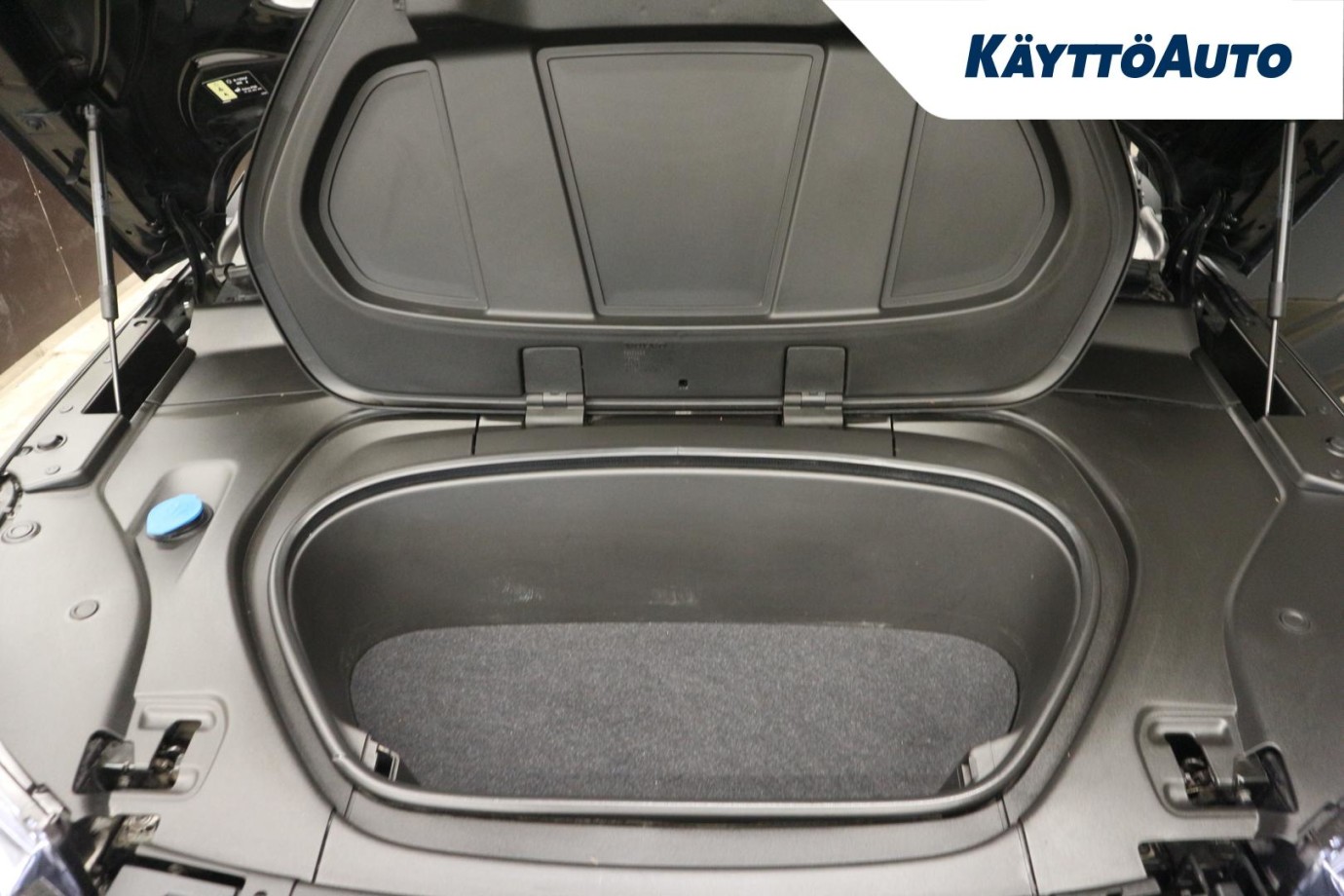 Esittelykuva VOLVO XC40 täyssähköautosta.